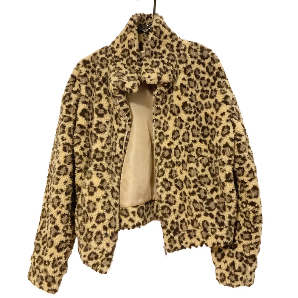 Peach Love Leopard Print Fuzzy Zipper
Down Jacket